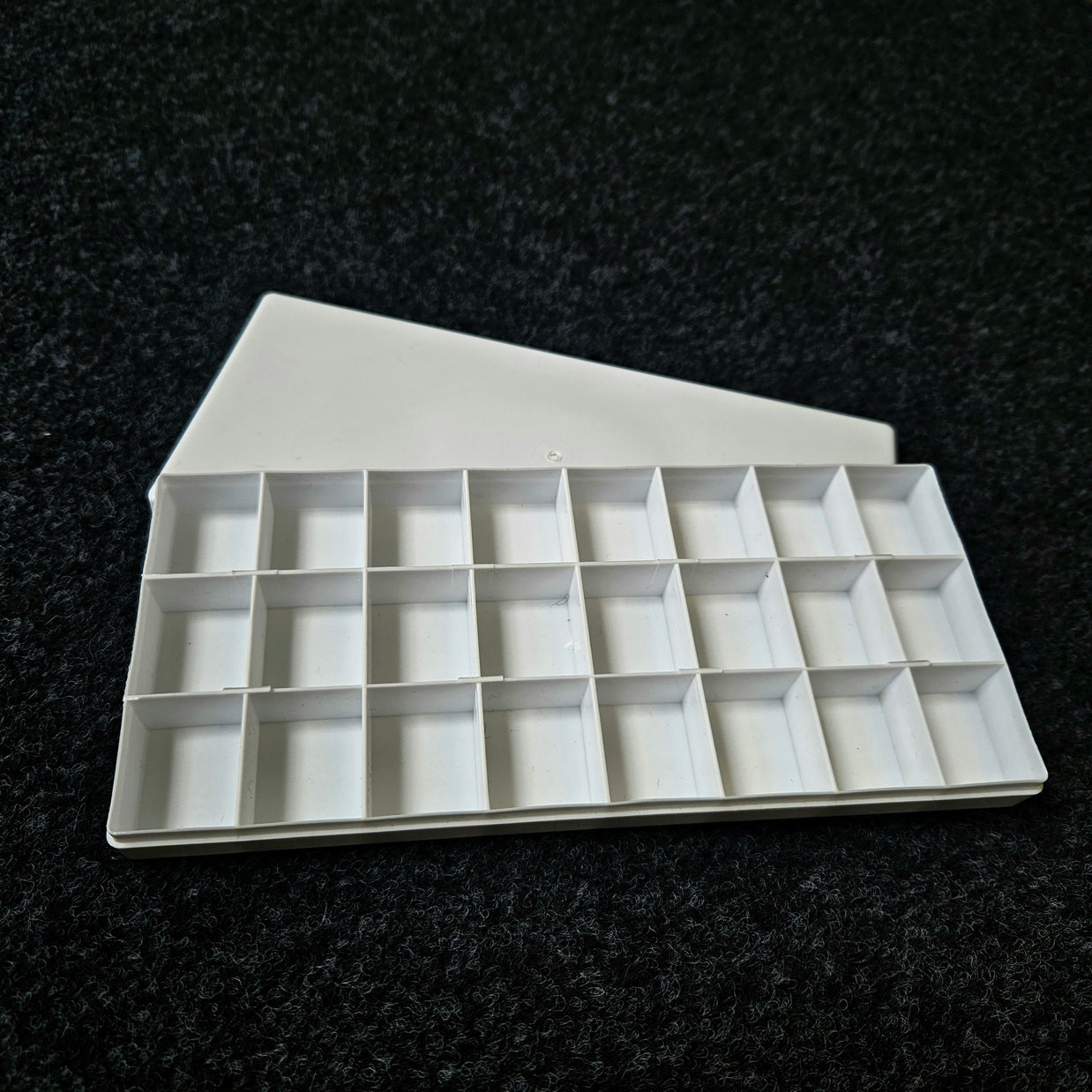 24 Hole Palette with Lid