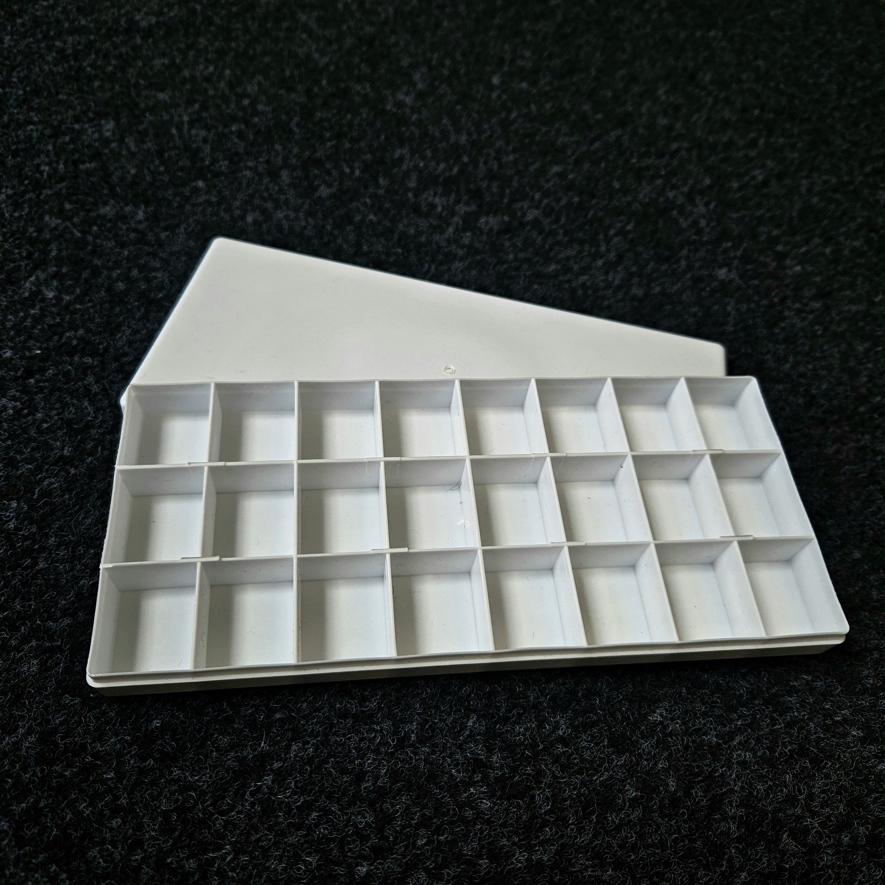 24 Hole Palette with Lid